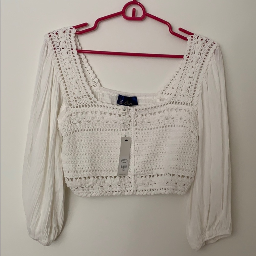Crop white elongated sleeve